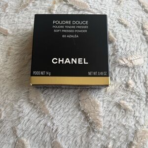 CHANEL Poudre Douce .